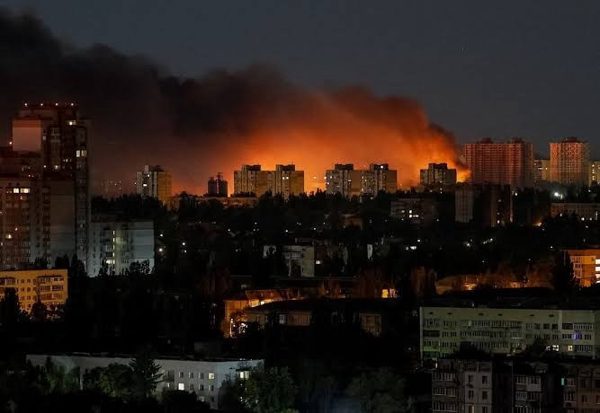 Tên lửa dội xuống Kiev, máy bay không người lái bủa vây Mátxcơva bất chấp tín hiệu hòa bình