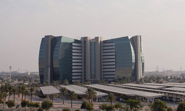 Tên lửa Houthi phá hủy một phần tòa tháp của tập đoàn dầu khí Arab Saudi