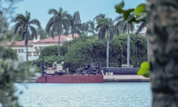 Tên lửa phòng không xuất hiện gần dinh thự ông Trump
