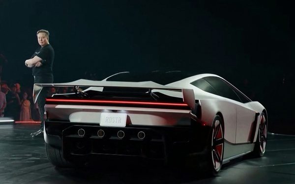 Tesla biến Roadster thành xe điện 'biết bay' nhờ công nghệ tên lửa?