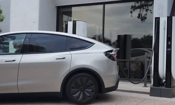 Tesla cho phép ôtô điện giật đứt dây sạc để tháo chạy