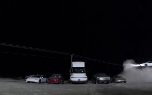 Tesla khoe siêu xe biết bay, chạy lộn ngược như phim viễn tưởng