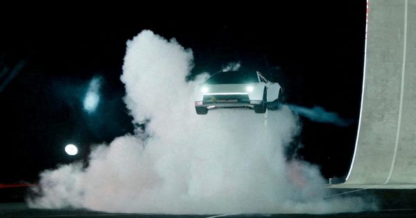 Tesla ra mắt ô tô bay, nhào lộn trên không trung như phim viễn tưởng