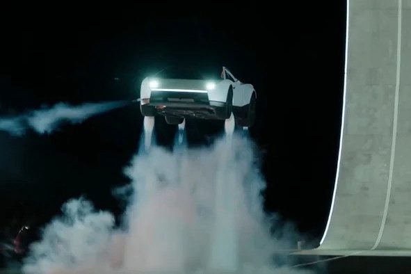 Tesla Roadster bay lên trời như trong phim, tăng tốc 0-96 km/h chưa đến 1 giây