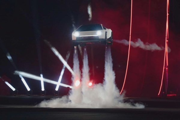 Tesla Roadster trở thành "ngoại lệ" của CEO Ferrari