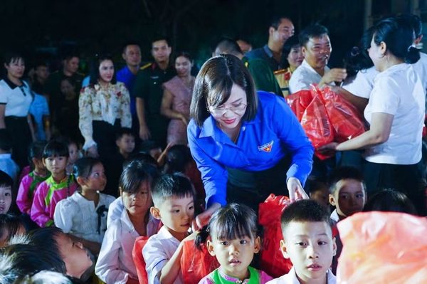 Tết Trung thu đặc biệt ấm áp của trẻ em vùng biên