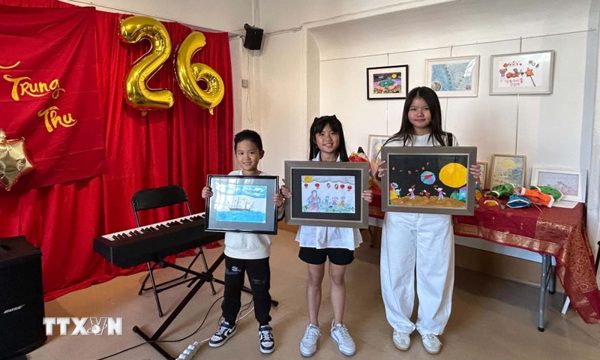 Tết Trung Thu vun đắp tình yêu quê hương cho thiếu nhi Việt Nam tại Pháp