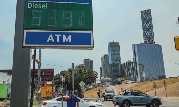 Texas ban bố tình trạng thảm họa vì giá xăng cao