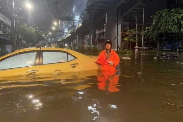 Thái Lan ban bố tình trạng thảm họa khi thủ đô Bangkok ngập sâu vì mưa lớn