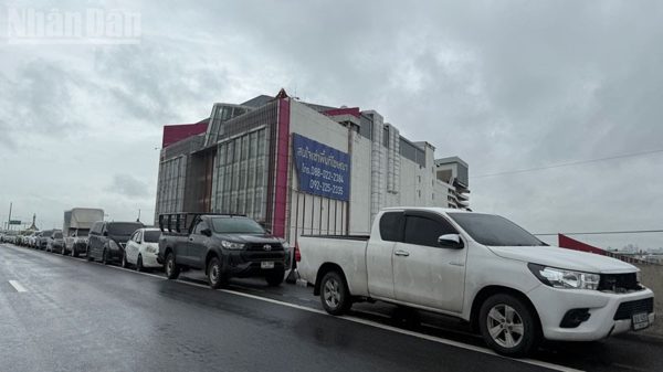 Thái Lan dồn lực chống lụt và hỗ trợ người dân di chuyển trong mưa lũ kéo dài