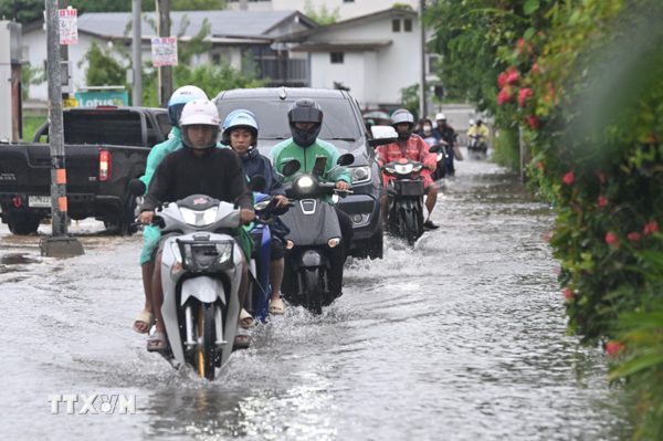 Thái Lan mở các kênh khẩn cấp hỗ trợ du khách trong vùng ngập lụt ở Bangkok