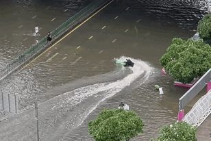 Thái Lan: Một người bị bắt vì lái mô tô nước 'drift' trên đường phố Bangkok