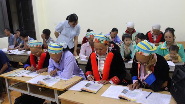 Thái Nguyên hỗ trợ người dân tham gia học xóa mù chữ