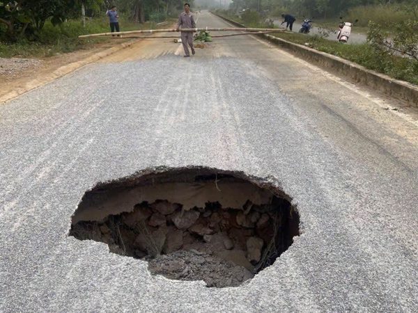 Thái Nguyên: Hố tử thần bất ngờ xuất hiện trên Quốc lộ 3B