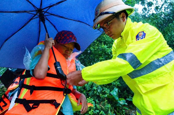 Thái Nguyên: Hơn 120 học sinh thoát cảnh đi nhờ cano qua sông Cầu