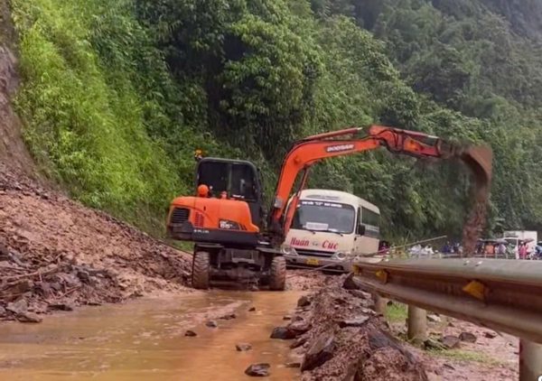 Thái Nguyên: Hơn 500 m3 đất đá sạt trượt tràn vào nhà dân