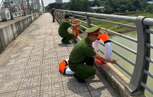 Thái Nguyên: Lắp đặt loạt phao cứu hộ tại cầu Bến Tượng