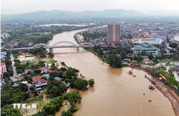 Thái Nguyên: Người dân khu vực ven sông Cầu trắng đêm chống lũ