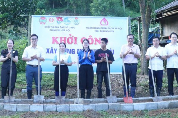 Thái Nguyên: Tặng Nhà nhân ái, quà và học bổng cho trẻ em vùng cao