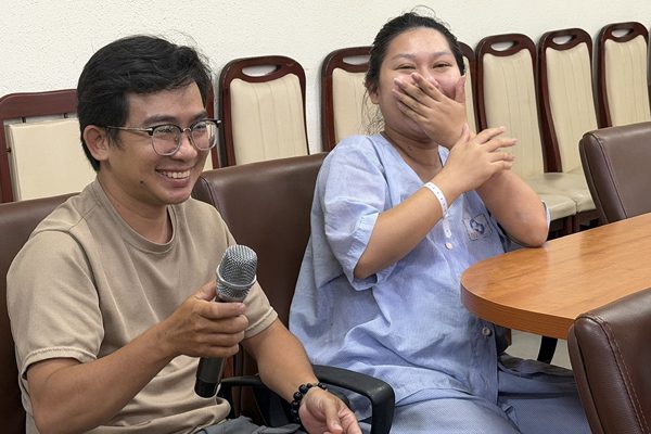 Thai phụ vỡ òa hạnh phúc khi được chồng nói lời yêu thương tại bệnh viện