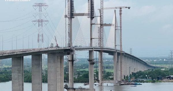 Thảm bê tông nhựa cầu Phước Khánh, chờ nối thông cao tốc Bến Lức - Long Thành