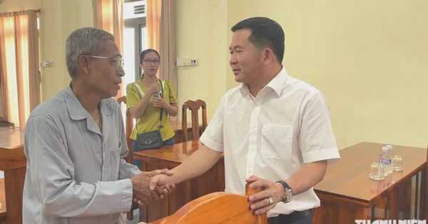 Thăm gia đình bị hỏa hoạn ở phường Vĩnh Tế, ông Đinh Văn Nơi hỗ trợ thêm tiền