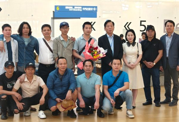 Thăm hỏi, tiễn 10 thuyền viên Việt Nam từ Hàn Quốc về nước