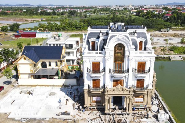 ‘Thần đèn’ đưa biệt thự 4 tầng ‘đi’ hàng trăm mét về vị trí mới, nhường đất làm đường