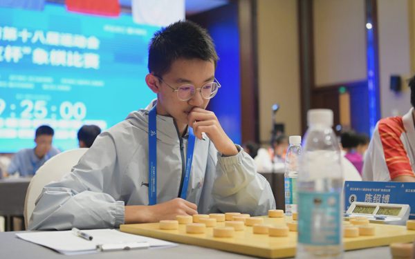 Thần đồng 13 tuổi gây chấn động làng cờ tướng