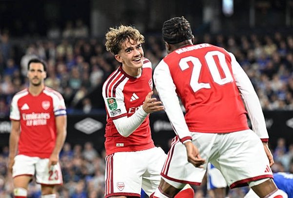 Thần đồng 16 tuổi lập cú đúp, Arsenal thắng tưng bừng ở Cúp Liên đoàn