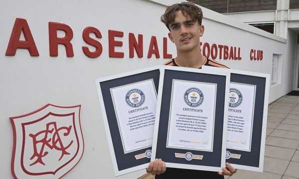 Thần đồng Arsenal nhận ba kỷ lục Guinness ở tuổi 16
