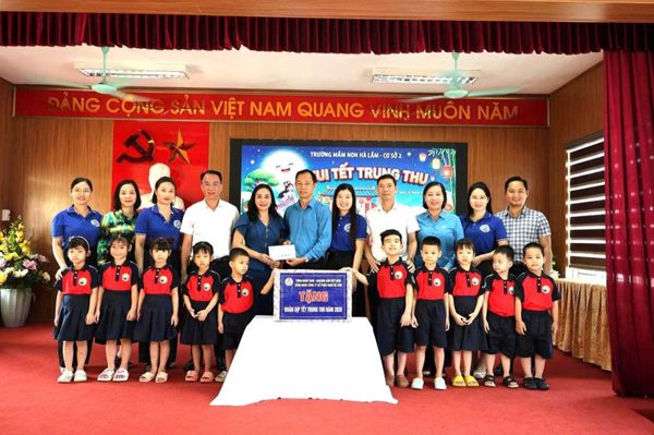 Than Hà Lầm thăm hỏi, tặng quà các cháu có hoàn cảnh đặc biệt dịp Tết Trung thu