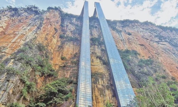 Thang máy kính bên vách hẻm núi cheo leo