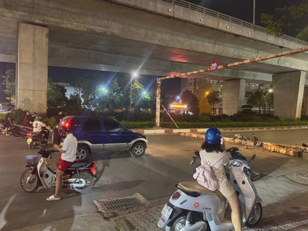 Thanh giới hạn chiều cao rơi trúng người đi xe máy