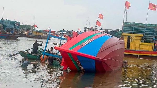 Thanh Hóa: Kịp thời trục vớt một tàu cá bị chìm ở Lạch Ghép