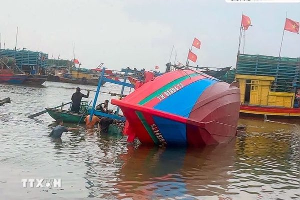 Thanh Hóa: Trục vớt tàu cá bị chìm tại khu vực neo đậu Lạch Ghép