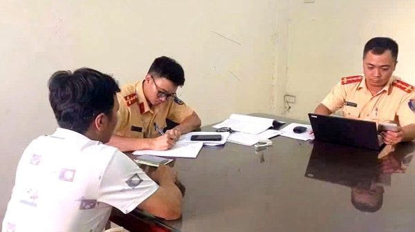Thanh Hóa xử lý nhiều ô-tô biển trắng chở khách thu tiền trái quy định