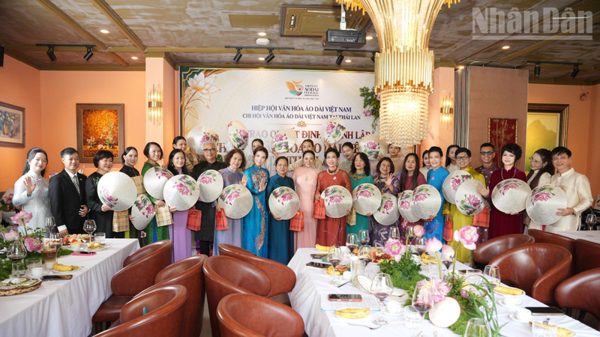 Thành lập Chi hội Văn hóa áo dài Việt Nam tại Thái Lan
