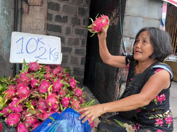 Thanh long ‘đỏ đường’ TPHCM, hạ giá chỉ 5.000 đồng/kg