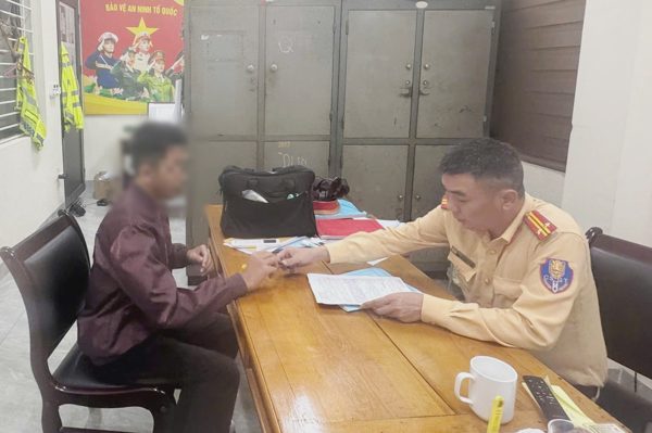 Thanh niên bốc đầu xe máy ở Quảng Ninh bị tịch thu phương tiện