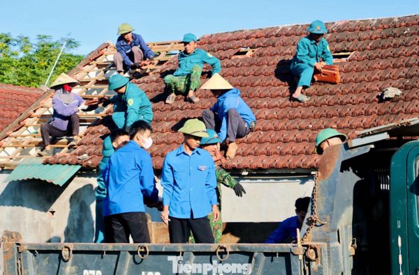 Thanh niên đội nắng, góp sức giải phóng mặt bằng cao tốc nghìn tỉ