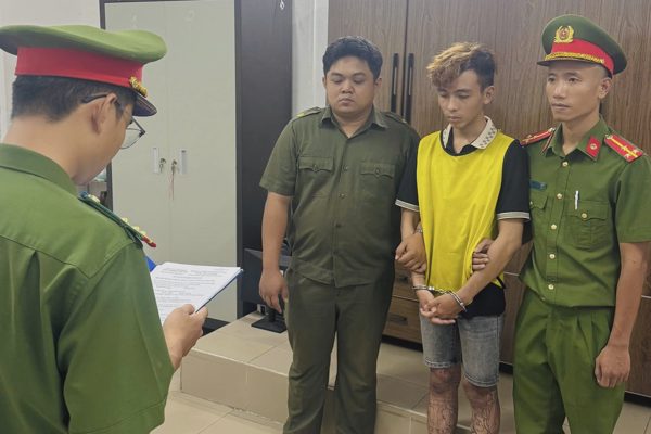 Thanh niên dùng dao ép bé trai chở từ Đồng Nai sang TPHCM rồi cướp xe