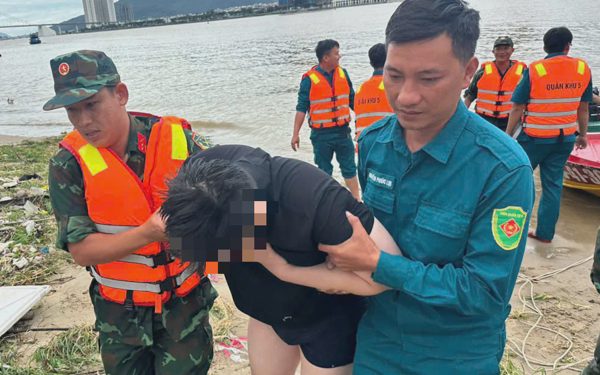 Thanh niên nhảy cầu Thuận Phước gặp đúng lúc bộ đội tập lái ca nô kế bên
