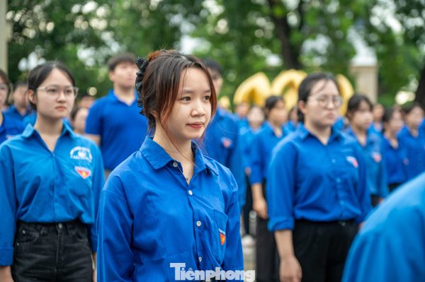 Thanh niên Quảng Ninh chào cờ tại nơi Bác Hồ về thăm