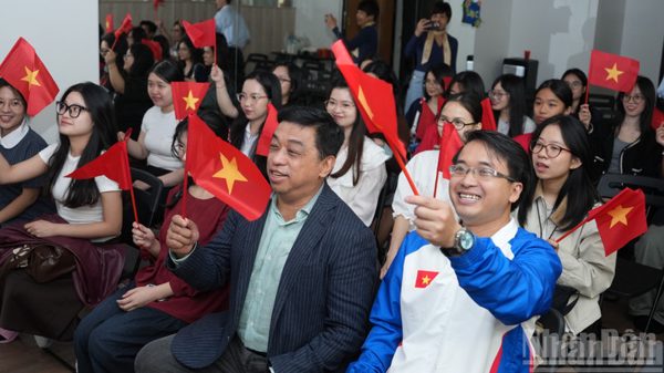 Thanh niên, sinh viên Việt Nam tại Nga theo dõi chương trình “Tổ quốc trong tim” qua nền tảng số