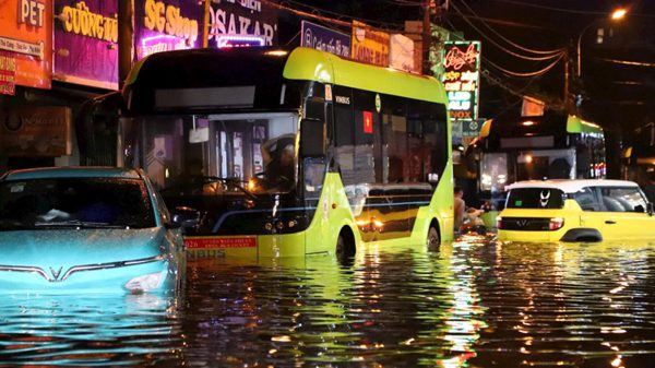 Thành phố Hồ Chí Minh chật vật vì ngập úng
