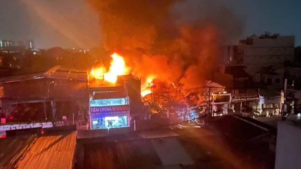 Thành phố Hồ Chí Minh: Cháy cửa hàng xe máy, 2 người bị thương