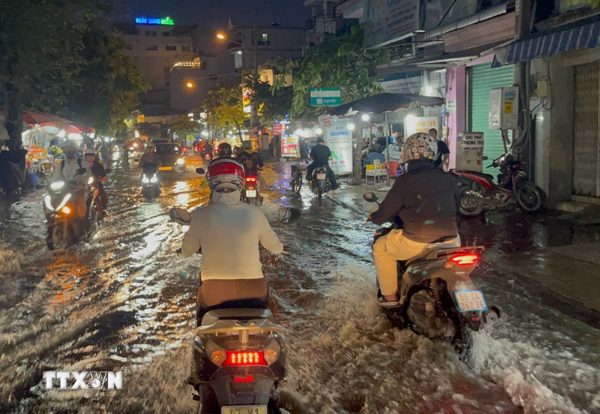 Thành phố Hồ Chí Minh ngập cục bộ một số tuyến đường dù nhiều nơi không mưa