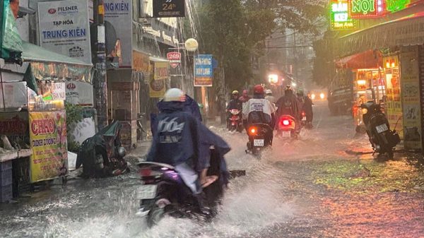 Thành phố Hồ Chí Minh ngập nặng sau cơn mưa kéo dài hơn 6 giờ