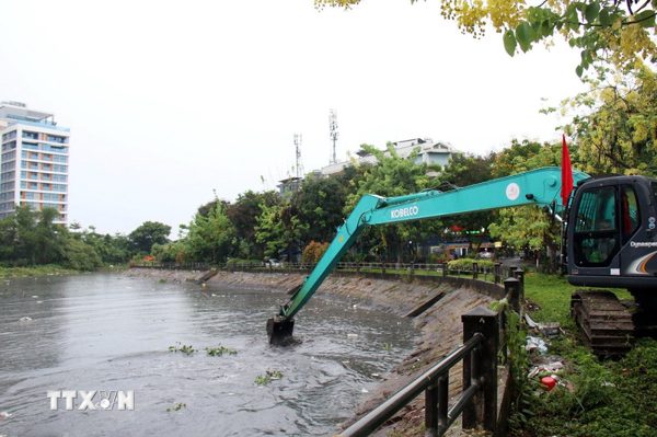 Thành phố Hồ Chí Minh: Thiết bị thi công rạch Xuyên Tâm ngã đổ ra đường Bùi Hữu Nghĩa